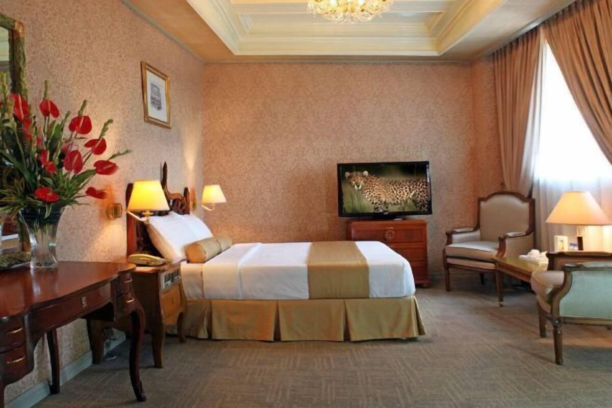 خزنة داخل الغرفة ومكتب ومساحة عمل للكمبيوتر المحمول وستائر تعتيم