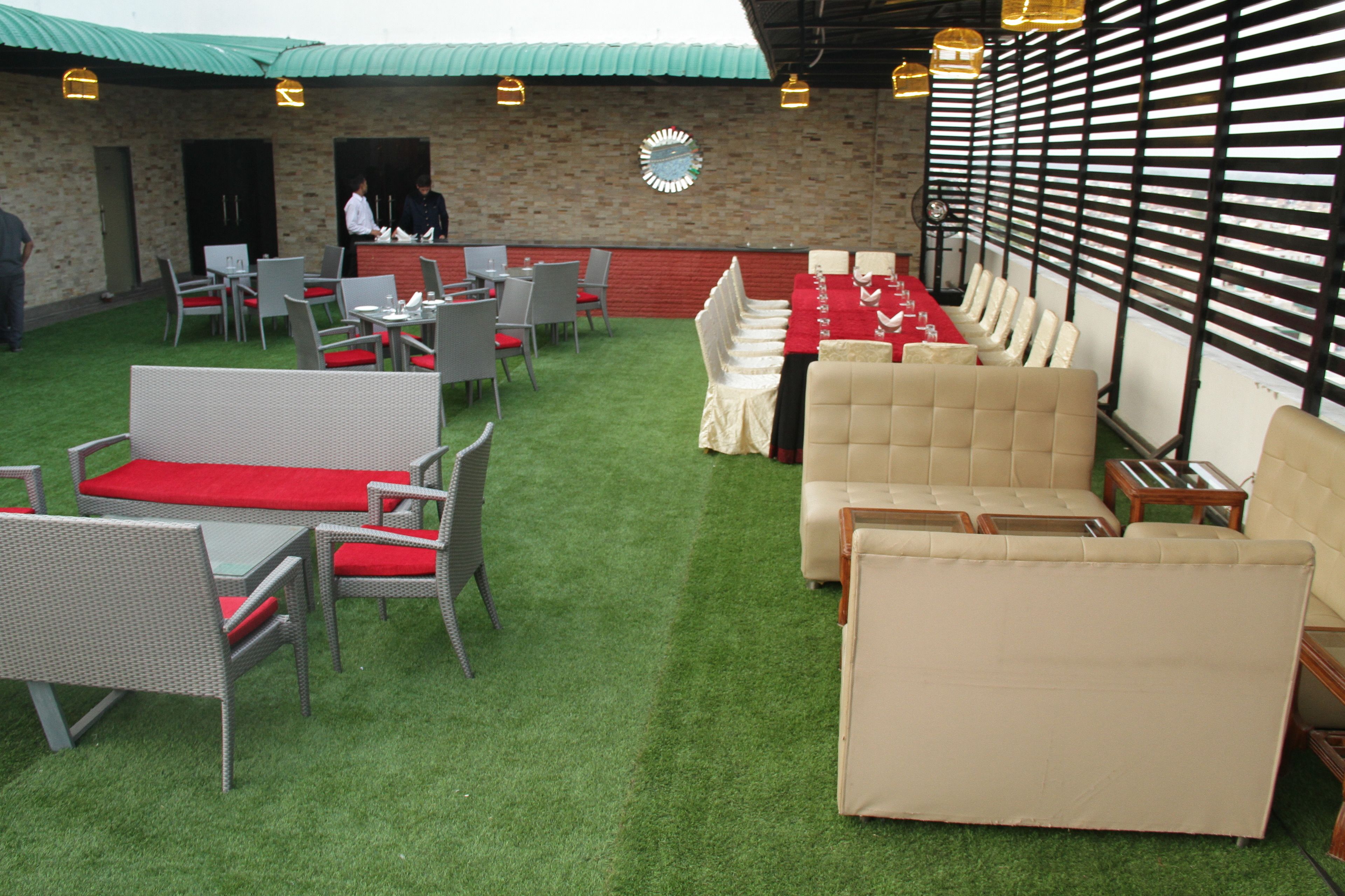 2 restaurants, international cuisine