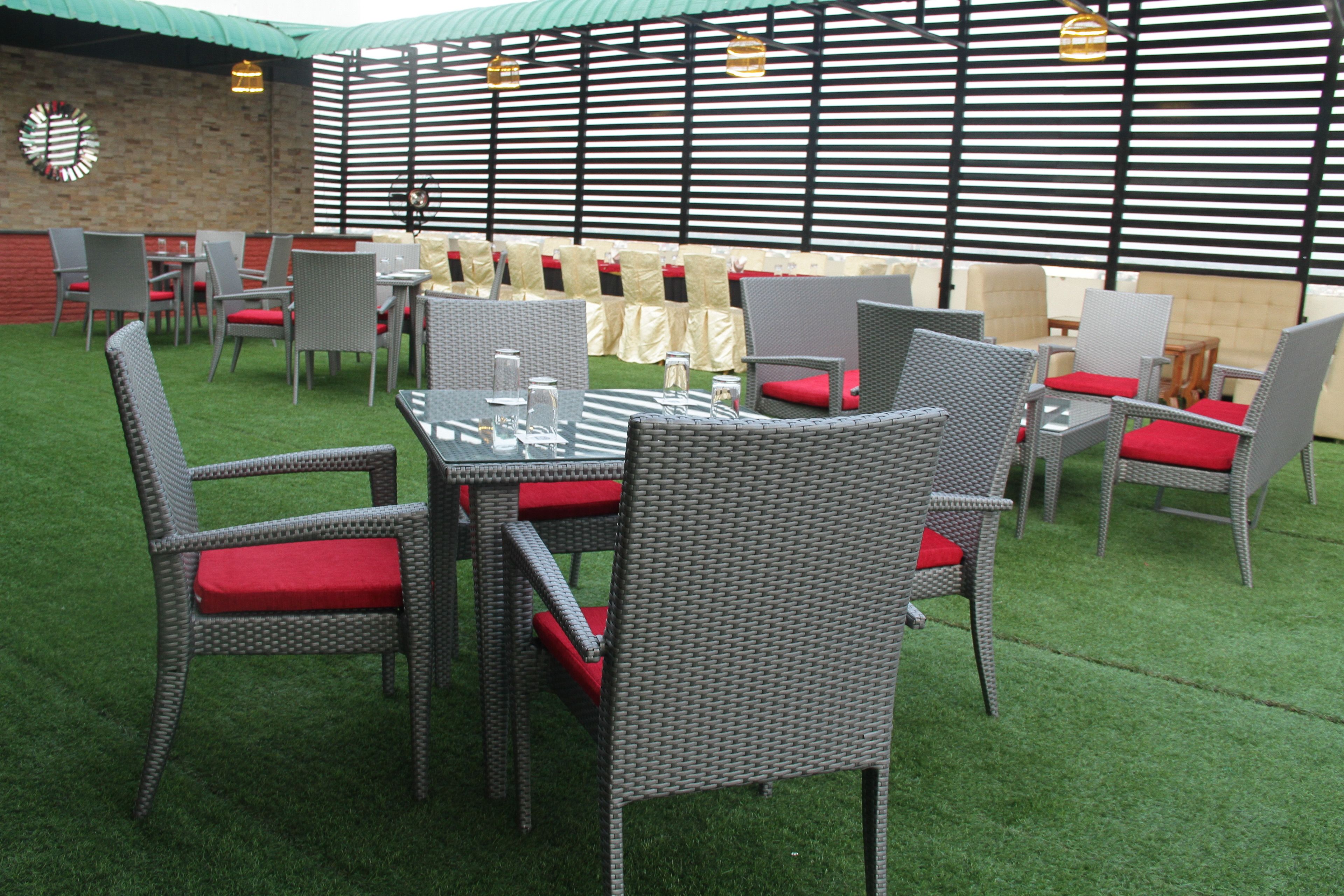 2 restaurants, international cuisine