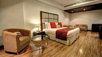 Executive Suite | 1 bedroom, premium bedding, memory foam beds, minibar