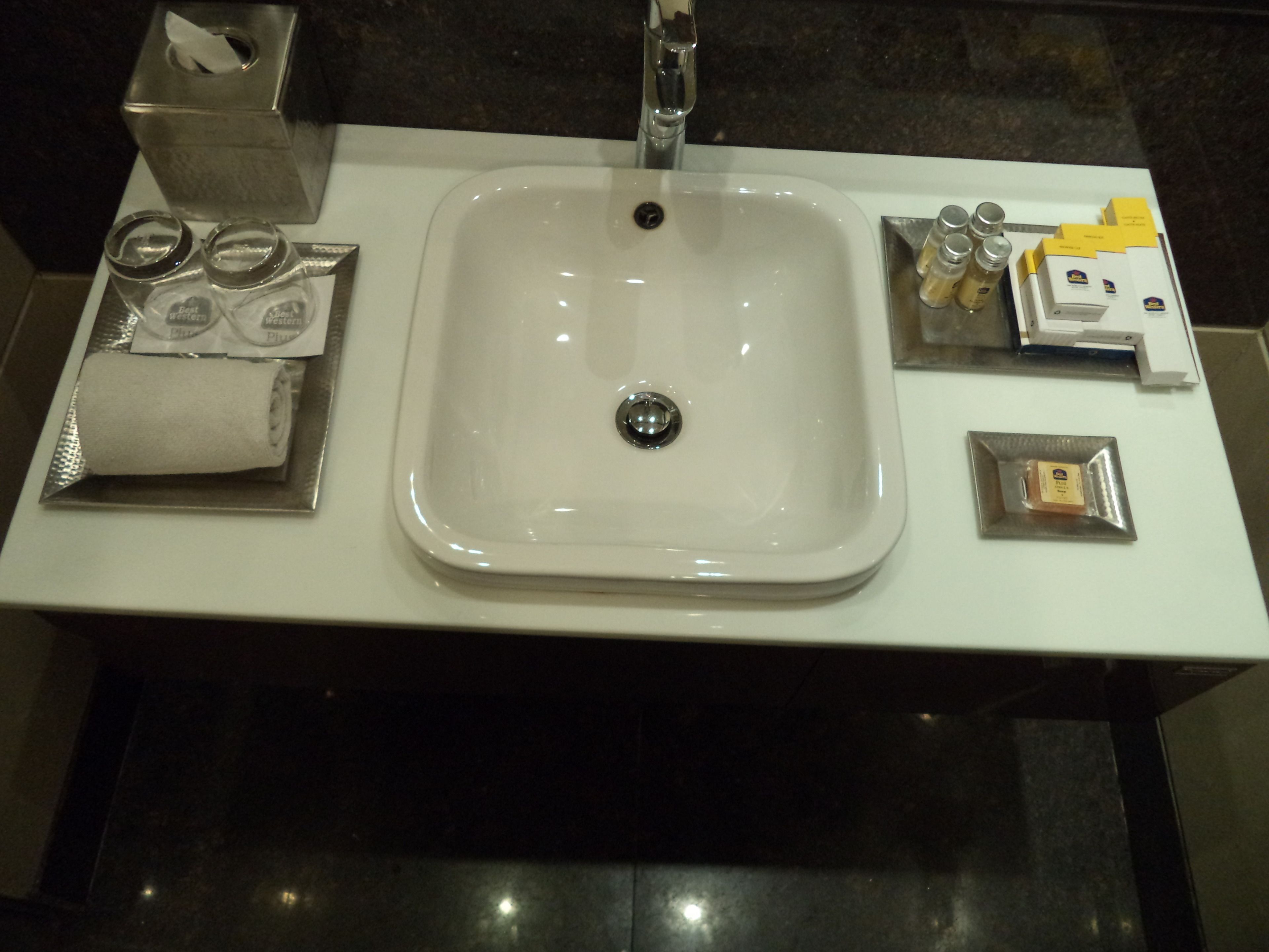 executive suite | bathroom | combined shower/bathtub, designer toiletries, hair dryer, slippers