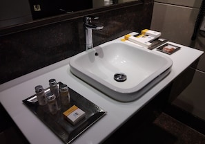 로열 스위트 | 욕실 | 샤워기/욕조 결합, 고급 세면용품, 헤어드라이어, 슬리퍼