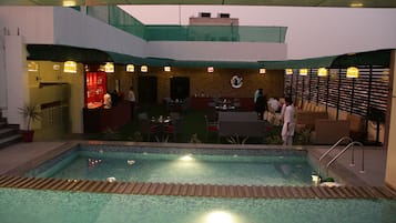 2 restaurants, international cuisine