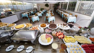 Breakfast, lunch, dinner served; Regional cuisine