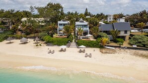 Villa – premium, flere senger, sjøutsikt, ved strandkanten | Utsikt mot strand/hav