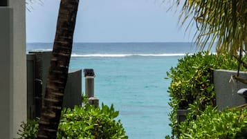 Plage, sable blanc, chaises longues, parasols