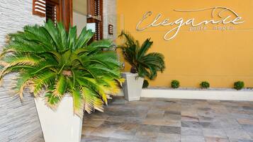 Vista frontal de la propiedad