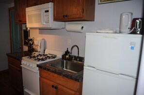 Studio, 2 Beds, Kitchen | ครัวส่วนตัว | ตู้เย็น, ไมโครเวฟ, เตาประกอบอาหาร, เครื่องชงกาแฟ/ชา