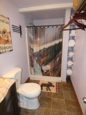 Estudio, 1 cama Queen size, cocina | Baño | Regadera, secadora de cabello, toallas 