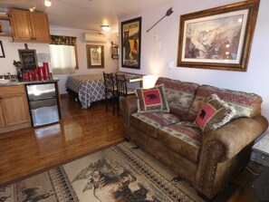 Studio, 1 Queen Bed, Kitchen