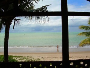 บนชายหาด, ทรายสีขาว