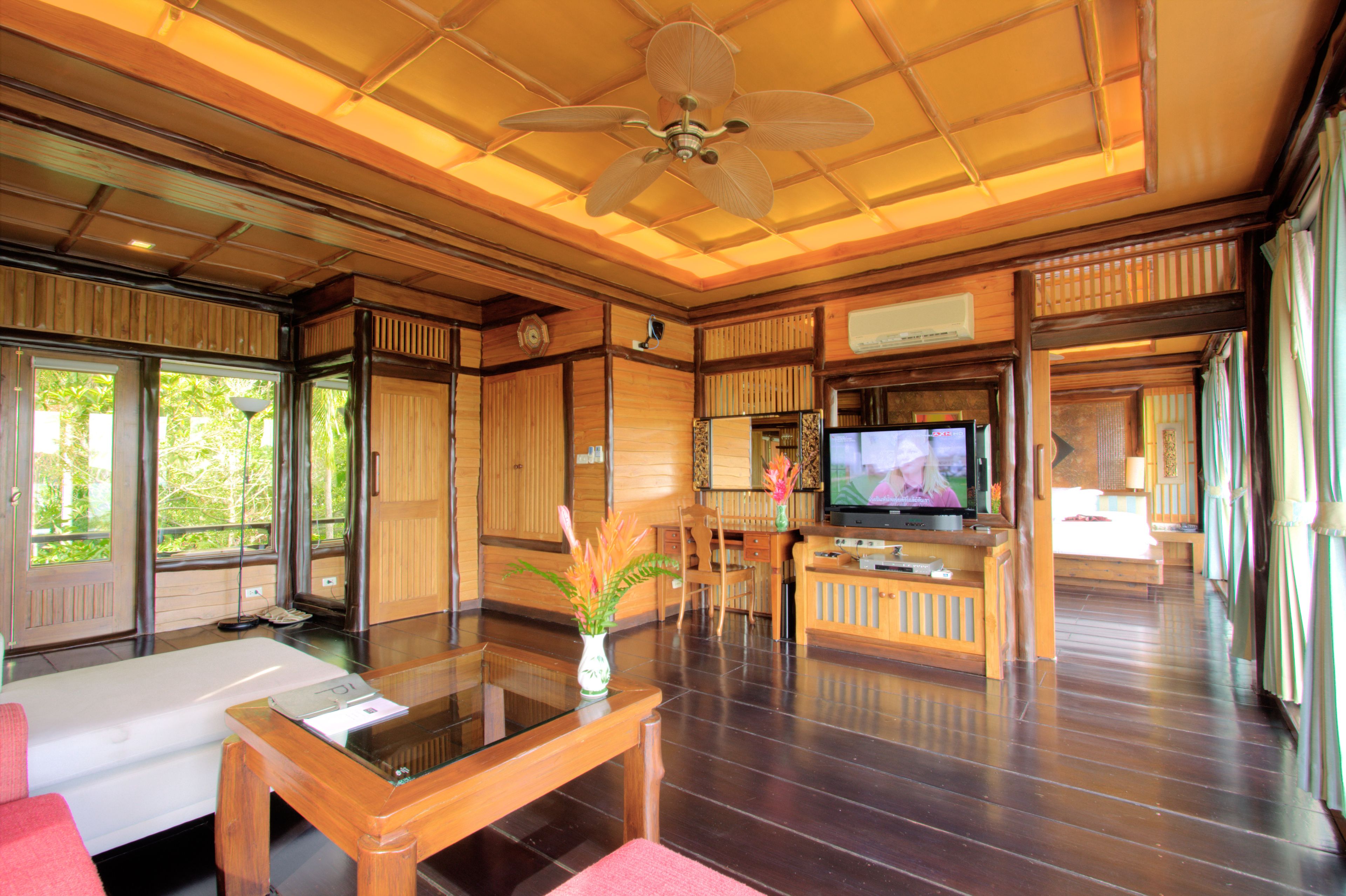 suite | living area | flat-screen tv