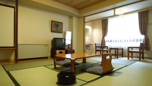 A traditional Japanese-style room with tatami flooring, a low table, and wooden furniture. - KUROHIME KOGEN HOTEL (Shinano)