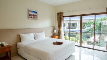 Pool View Double Bed | Seprai premium, tempat tidur Select Comfort, brankas, dan meja kerja