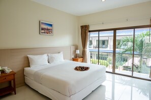 Pool View Double Bed | Roupas de cama premium, camas Select Comfort, cofres nos quartos