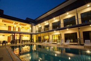 Una piscina al aire libre