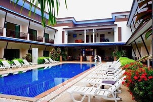 Una piscina al aire libre