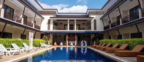 Una piscina al aire libre