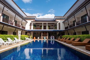 Una piscina al aire libre