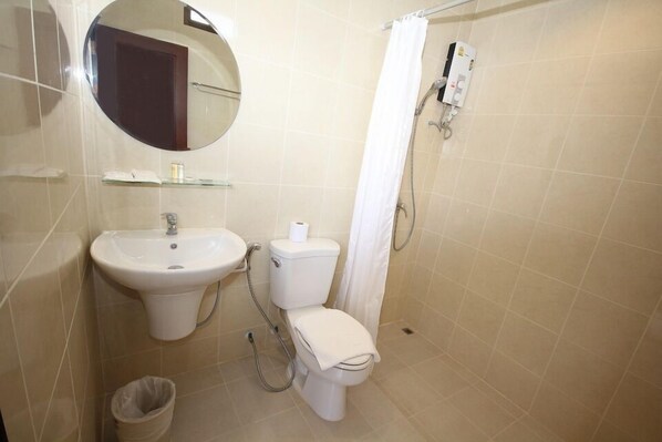 Ein Badezimmer mit Waschbecken, Toilette und Dusche.