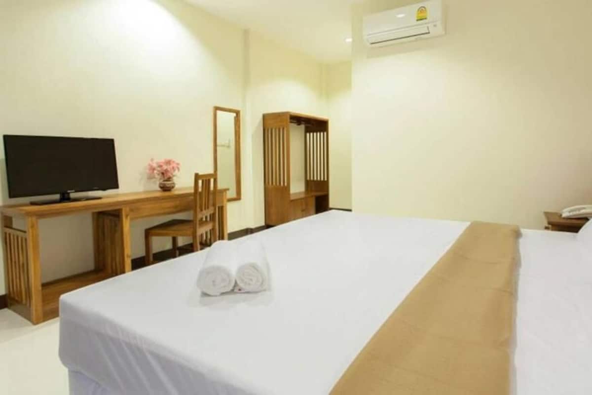 Premium bedding, Select Comfort beds, in-room safe, desk