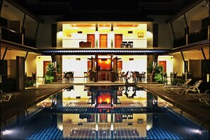 Ein Hotel mit Pool, einer Rezeption und einem Essbereich.
