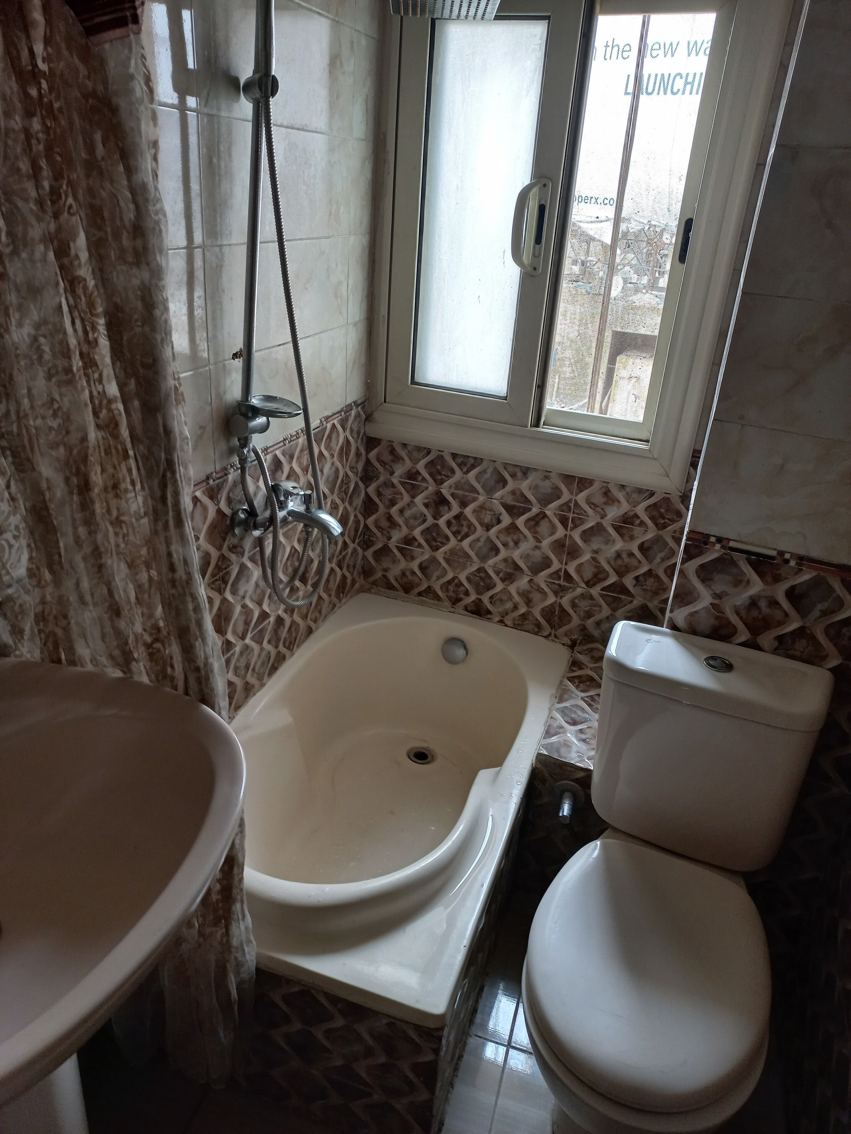 Baignoire et douche séparées, chaussons, serviettes fournies