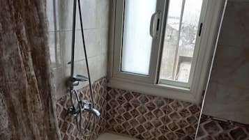 Tina y regadera independientes, pantuflas, toallas