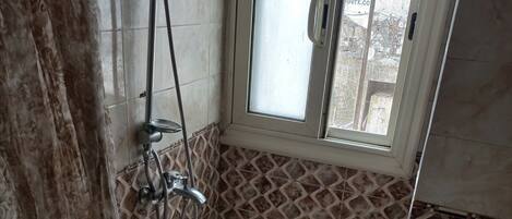 Baignoire et douche séparées, chaussons, serviettes fournies