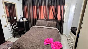 Habitación individual | Edredón, camas Select Comfort y minibar