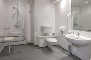 Standaard kamer, 2 eenpersoonsbedden, toegankelijk voor mindervaliden, niet-roken | Badkamer |  milieuvriendelijk toiletgerief, een haardroger, handdoeken
