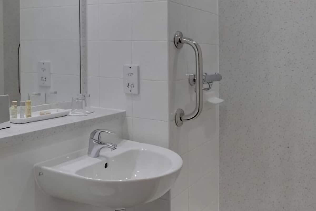 Bathroom | Eco-friendly toiletries, hair dryer, towels