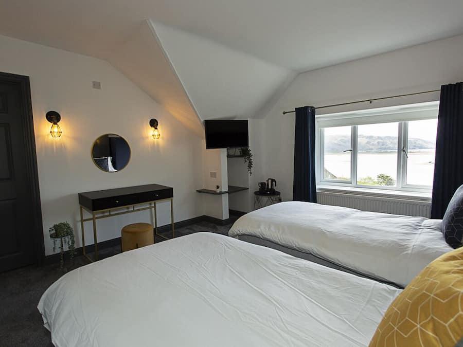 Dobbelt- eller tomannsrom, eget bad, sjøutsikt