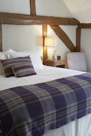 Premium bedding, individually decorated, blackout drapes, free WiFi - Bel & The Dragon Cookham (Maidenhead)
