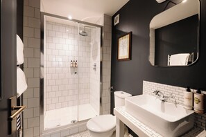 Superior Double or Twin Room | Bathroom | Shower, rainfall showerhead, hair dryer, towels - Bel & The Dragon Cookham (Maidenhead)