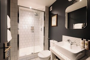 Superior Double or Twin Room | Bathroom | Shower, rainfall showerhead, hair dryer, towels