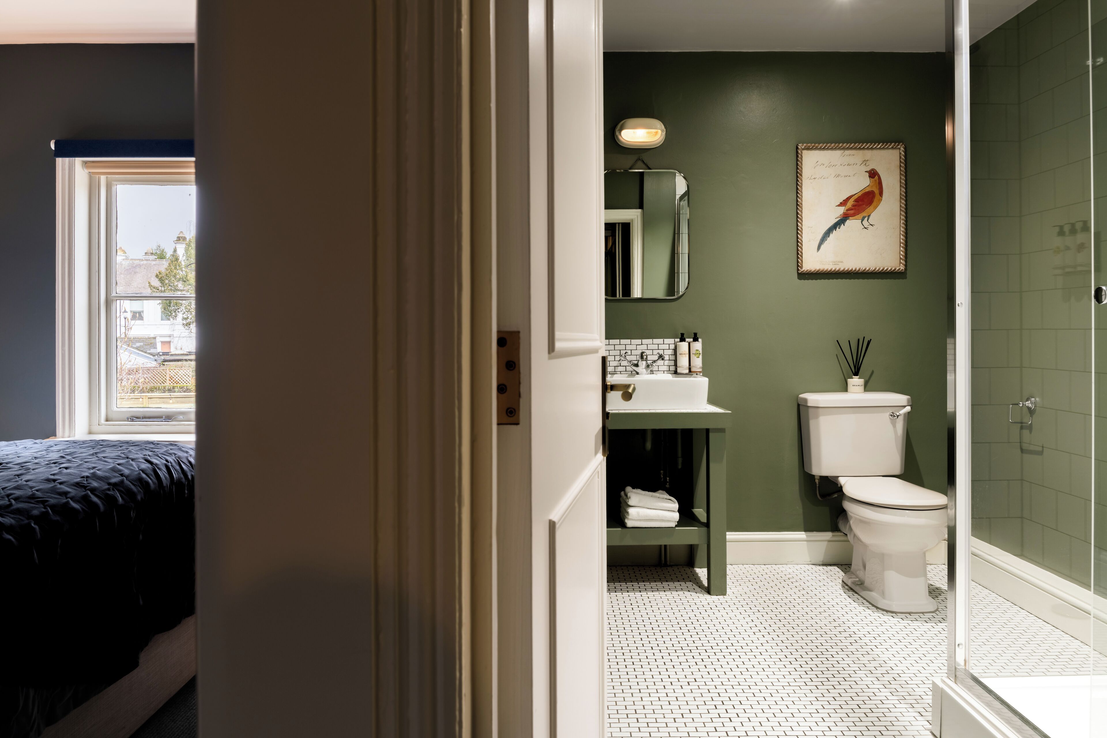 Un baño con inodoro, lavamanos y ducha.