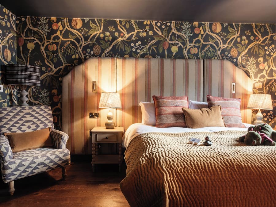 Kamar Double atau Twin Superior | Seprai premium, didekorasi berbeda-beda, dan tirai kedap cahaya