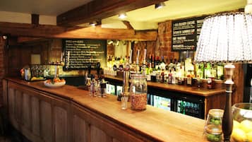 供應早餐、午餐、晚餐;英國菜;室外用餐