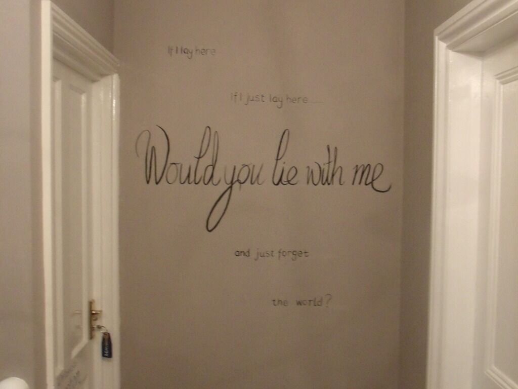 Un mur sur lequel on pouvait lire le message suivant : « Passeriez-vous la nuit avec moi et oublieriez le reste du monde ? »