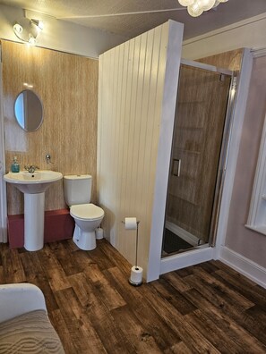 Superior Double Room, Ensuite (Salthouse ground floor) | Bathroom | Free toiletries, hair dryer, bathrobes, towels