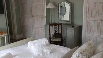 Room, 1 King Bed, Ensuite (Morston) | Hypo-allergenic bedding, memory foam beds, individually decorated