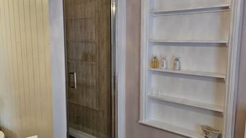 Superior Double Room, Ensuite (Salthouse ground floor) | Bathroom