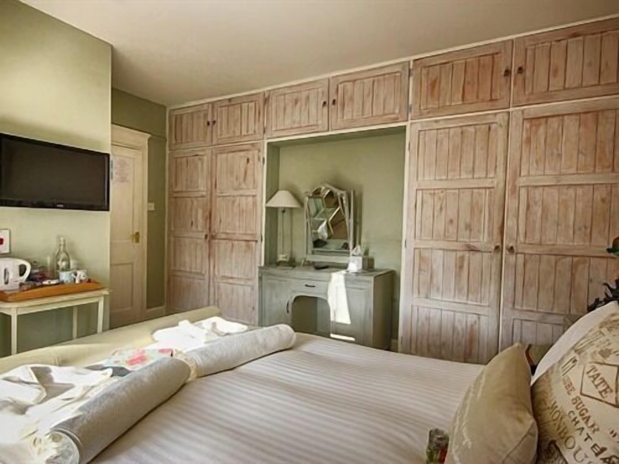 Chambre, 1 très grand lit, salle de bains attenante (Morston)