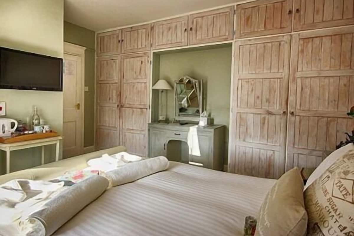 Habitación, 1 cama de matrimonio grande, baño privado (Morston) | Ropa de cama hipoalergénica y colchones viscoelásticos