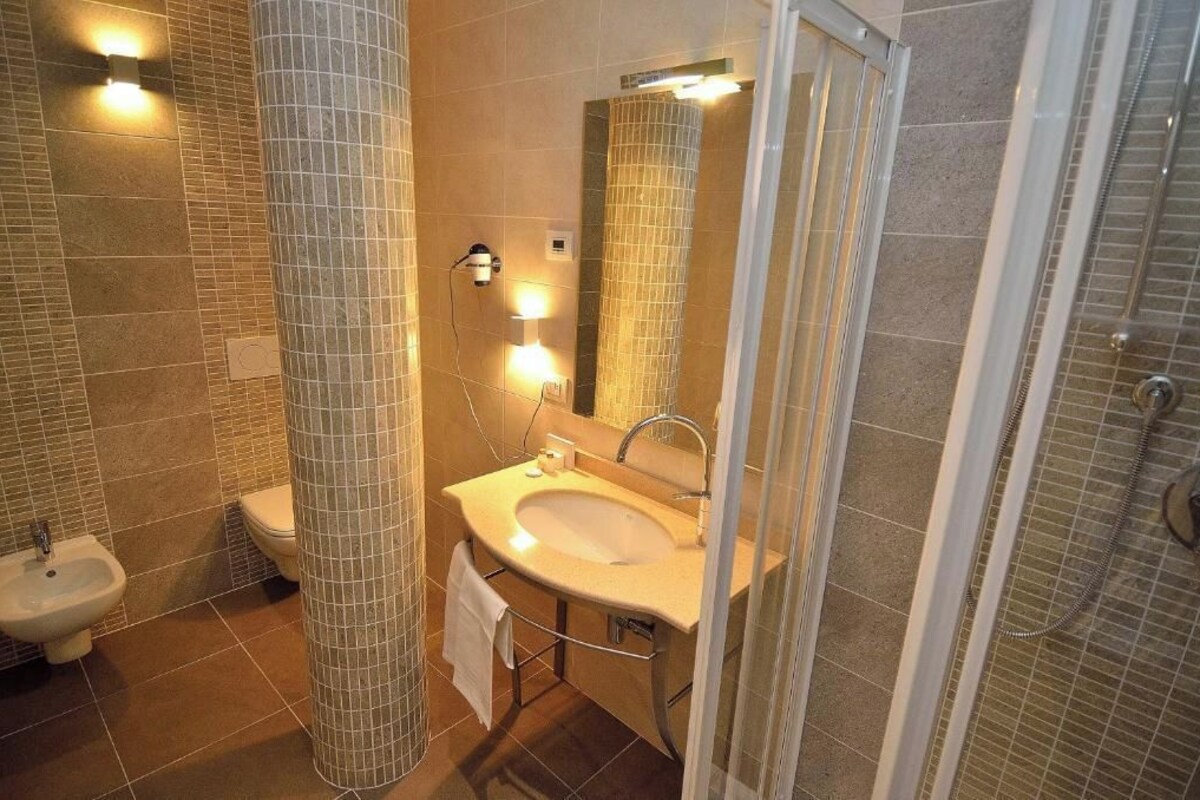 バスルーム | シャワー、バスアメニティ (無料)、ヘアドライヤー、ビデ