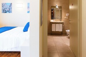 Een minibar, een kluis op de kamer, een bureau, geluiddichte muren