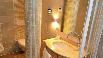 Shower, free toiletries, hair dryer, bidet