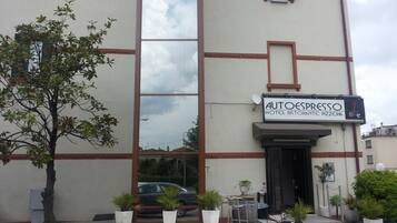 Vista frontal de la propiedad