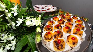 Uma mesa com comidas e um arranjo floral.